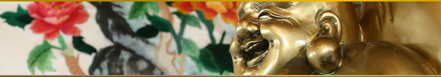 Buddha-Figur vor Blumenbild